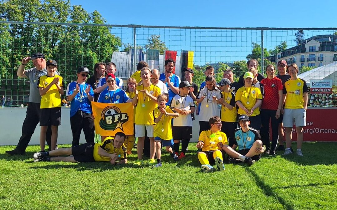 1. Spieltag 2025: Sonne, Soccer & super Stimmung vor dem Kurhaus!