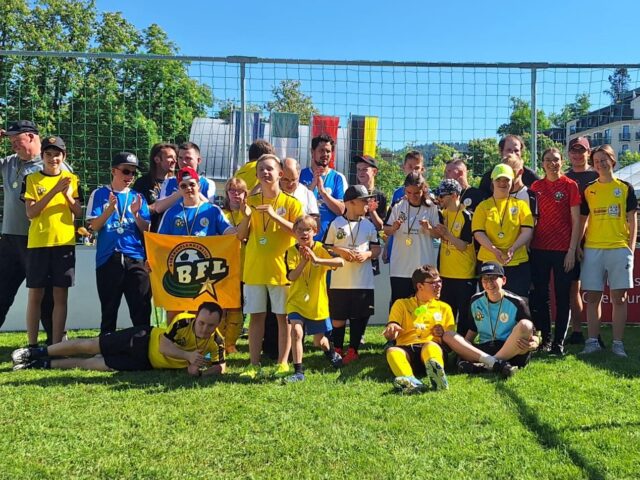 1. Spieltag 2025: Sonne, Soccer & super Stimmung vor dem Kurhaus!